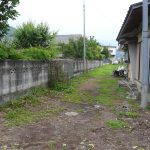 手前の古家と通路部分(外観)