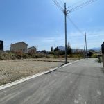 前面道路と分譲地(外観)
